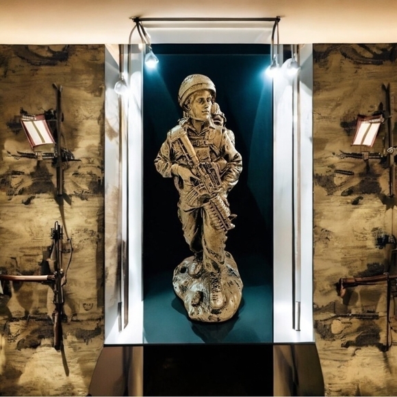 Trooper Sculpture Reporting Fighting Soldier with Gun Statue Display Figurine - Picture 1 of 8